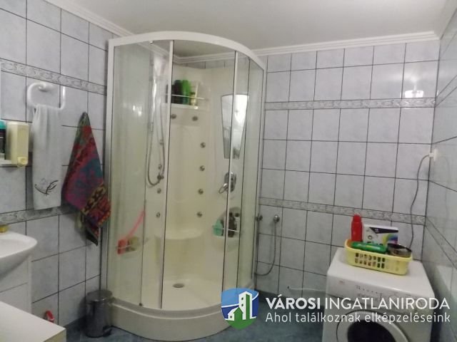 Igényes családi ház plusz 3 db. apartman!
