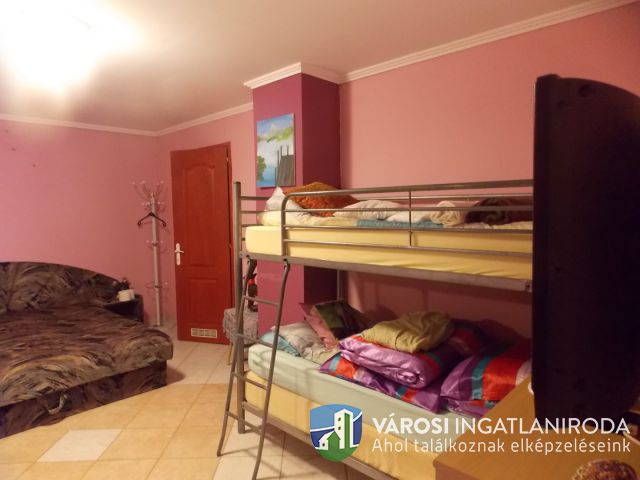 Igényes családi ház plusz 3 db. apartman!