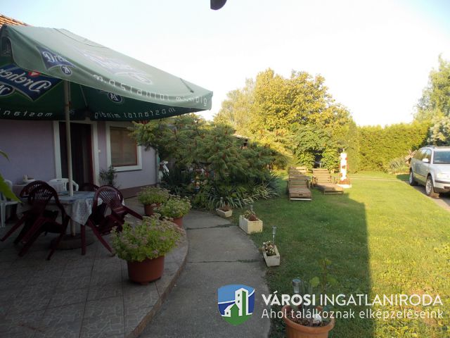 Igényes családi ház plusz 3 db. apartman!