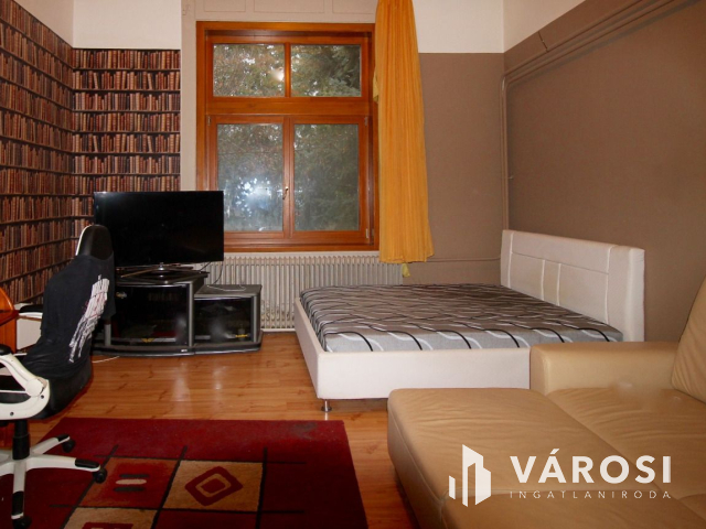 Hatalmas polgári ház és gazdasági terület