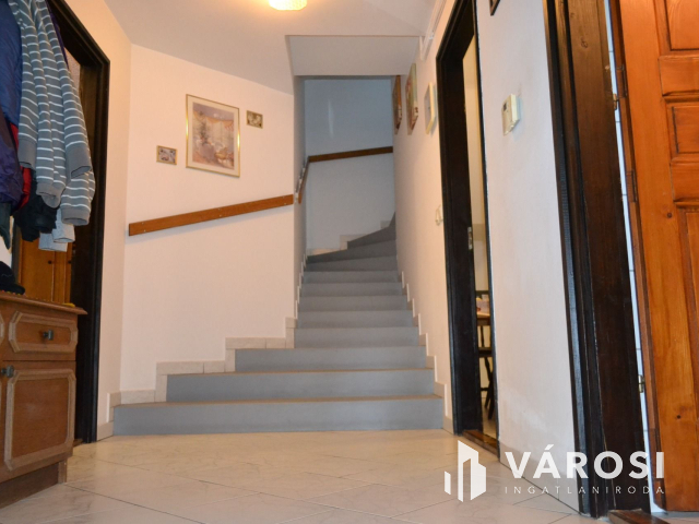 Csopakon, patakparti nívós ingatlan eladó!