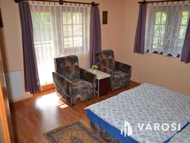 Csopakon, patakparti nívós ingatlan eladó!