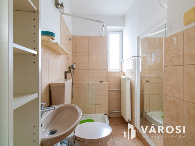 ELADÓ ipari ingatlan 4 db lakással és 2 db műhellyel!