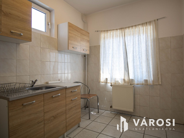 ELADÓ ipari ingatlan 4 db lakással és 2 db műhellyel!