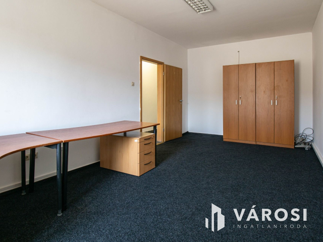 ELADÓ ipari ingatlan 4 db lakással és 2 db műhellyel!