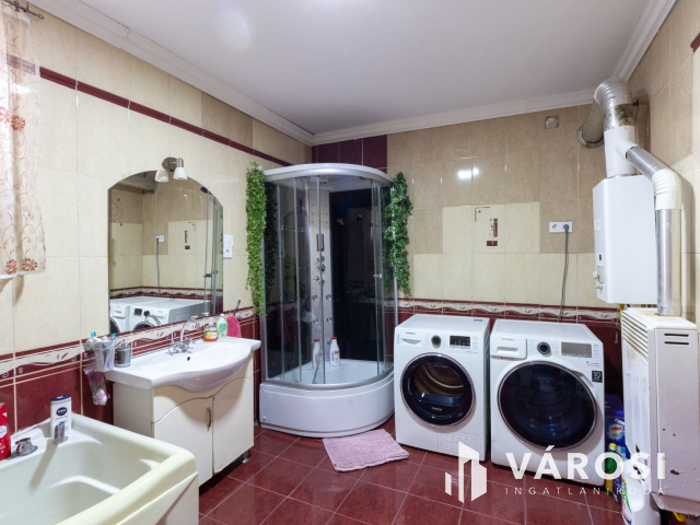 Ide bőröndel lehet költözni, berendezett.