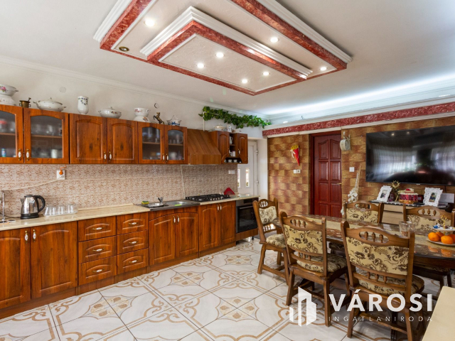 Ide bőröndel lehet költözni, berendezett.