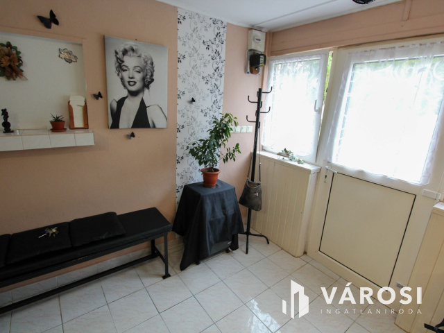 Bejáratott üzlethelyiség Algyőn eladó!