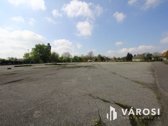 Szentesen a vasút állomásnál.