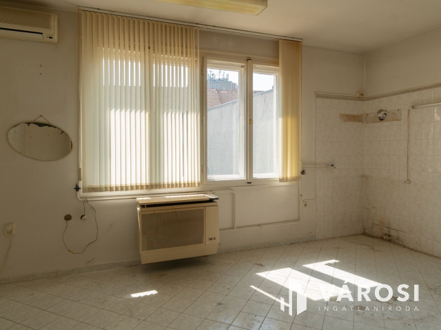 Siófok belvárosában a főtéren 591 nm lakóterű ingatlan eladó