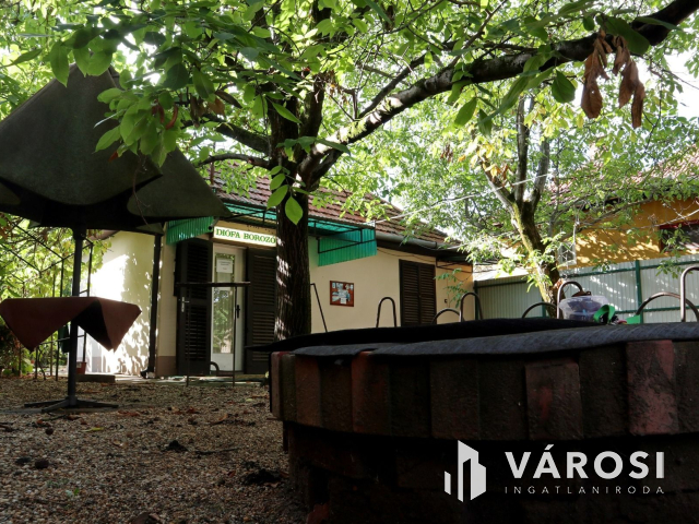 Vendéglátó vagy lakóhelyiség a Vár közelében