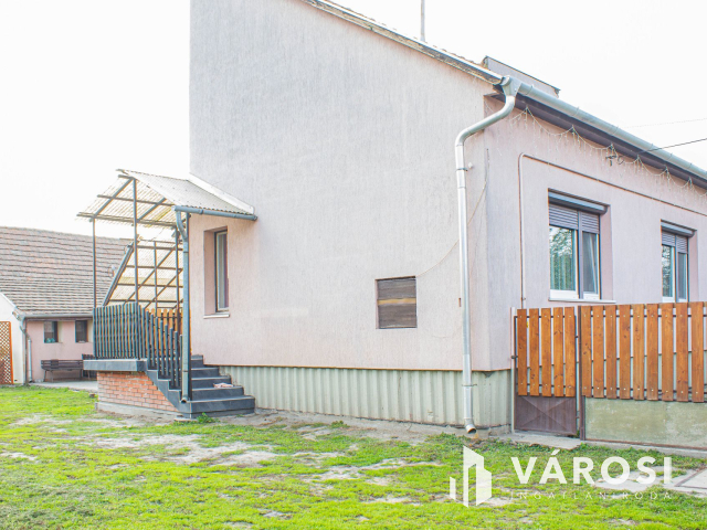 Béketelepi 2 generációs családi ház