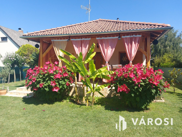 Balatonkeresztúron igényes nyaraló, 5 percre a strandtól!