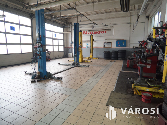 Ipari komplexum, frekventált helyen