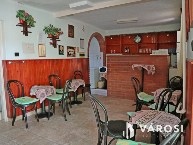 Vendéglátó vagy lakóhelyiség a Vár közelében