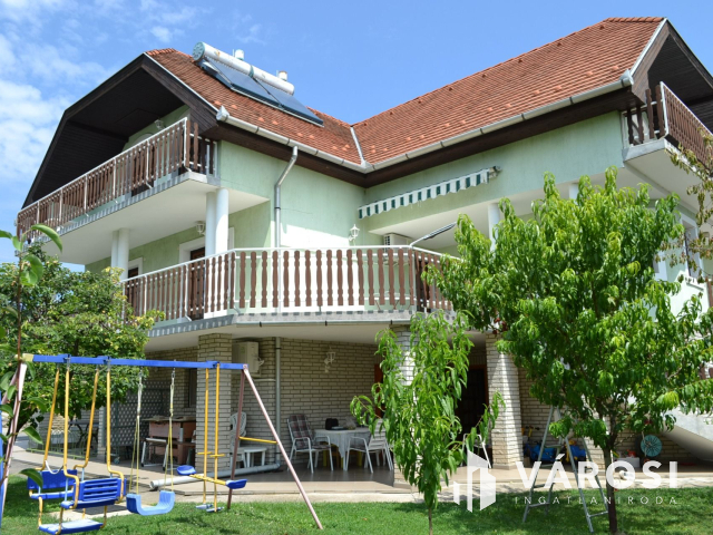 Csopakon, patakparti nívós ingatlan eladó!