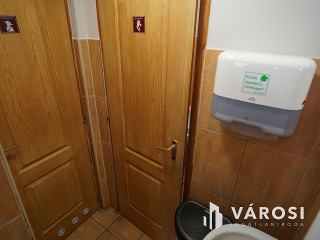 Bejáratott vendéglátóegység, felszereléssel együtt eladó!