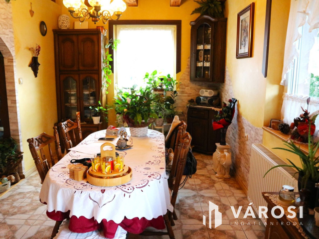 Szombathely beépített kandalló,pincés, bútorozott Alkotás u.