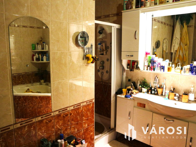 Szombathely beépített kandalló,pincés, bútorozott Alkotás u.