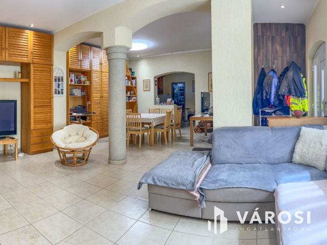 Egyedi stílusú 4 szobás családi ház