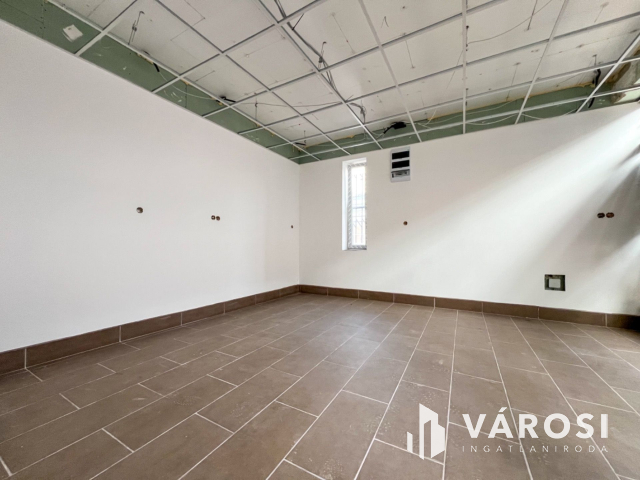 A megújult piac területén, földszinti üzlethelyiség eladó!