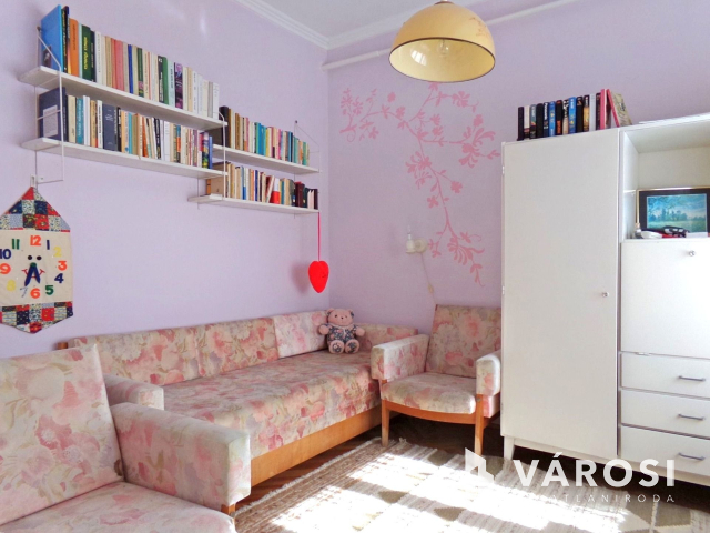 Gyulán belvárosi telek, két családi házzal eladó