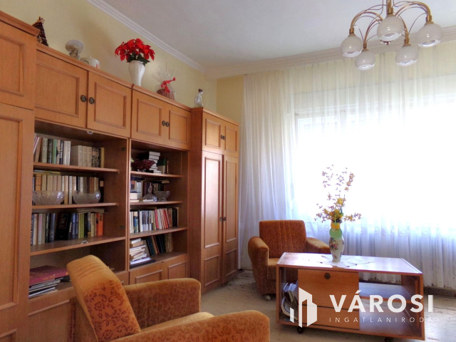 Gyulán belvárosi telek, két családi házzal eladó