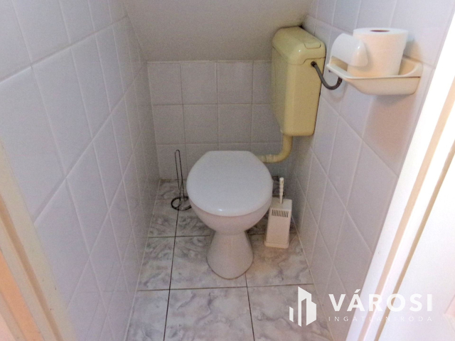 Gyulán belvárosi telek, két családi házzal eladó