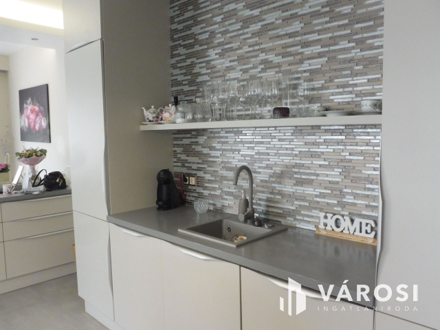 Újszegedi N+4 szobás ház medencével eladó!