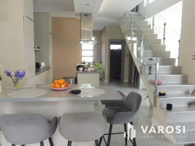 Újszegedi N+4 szobás ház medencével eladó!