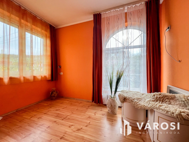 Baglyasalja elején, újszerű családi ház eladó!