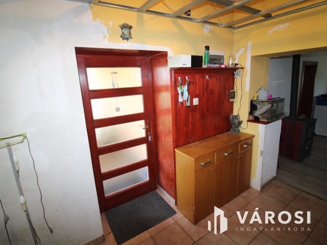 Ház tele lehetőségekkel, nagy telekkel, melléképülettel.