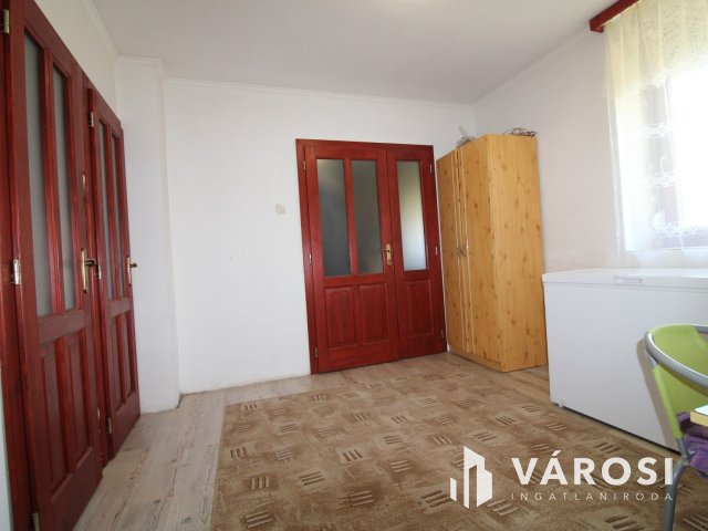 Ház tele lehetőségekkel, nagy telekkel, melléképülettel.