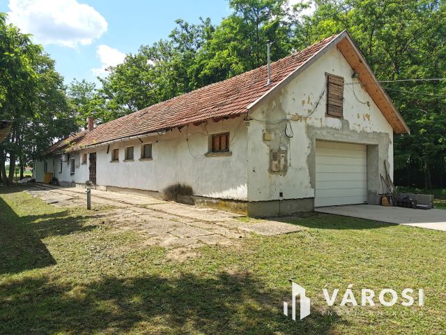 Működő állattartó farm berendezésekkel együtt eladó!