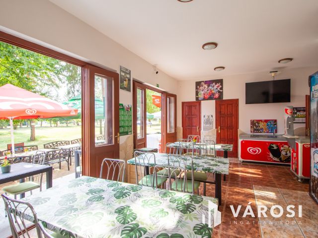 Étterem, egy Termálfürdő bejáratánál