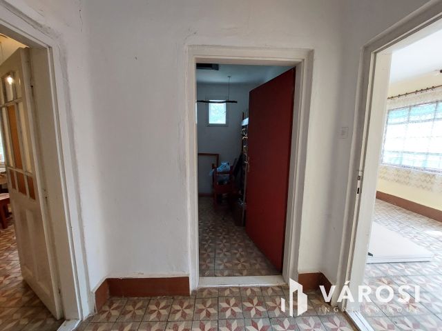 Otthonteremtés céljára, stabil, tégla falazatú kertes ház