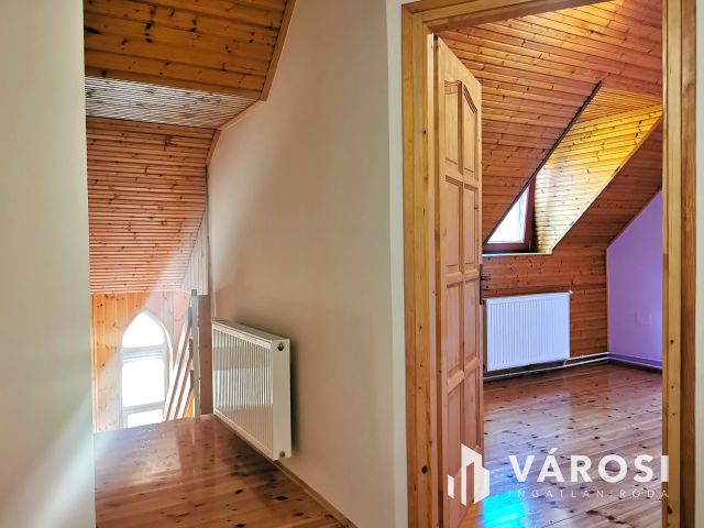 Családi ház + 3 apartman egyben kedvelt környéken!