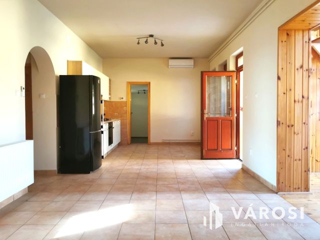 Családi ház + 3 apartman egyben kedvelt környéken!