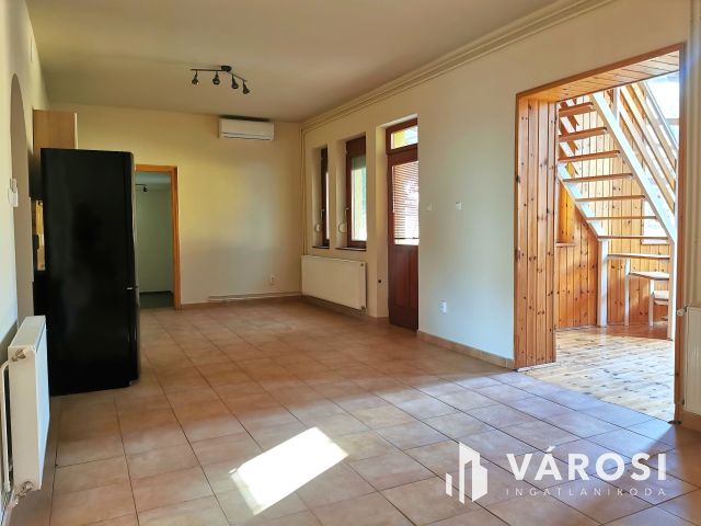 Családi ház + 3 apartman egyben kedvelt környéken!
