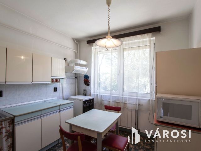 Tágas lakás és minden más