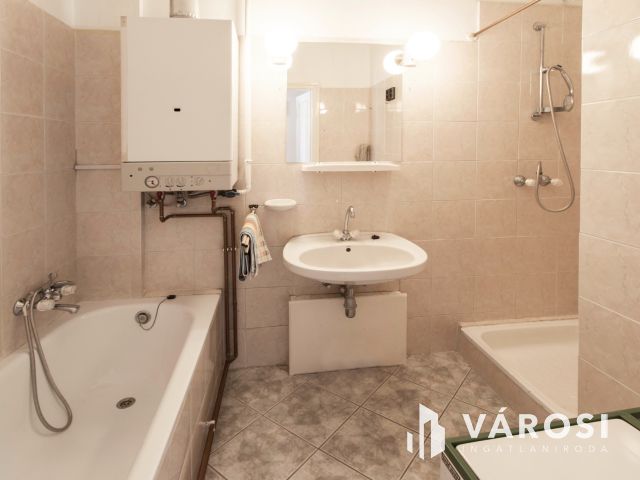 Tágas lakás és minden más