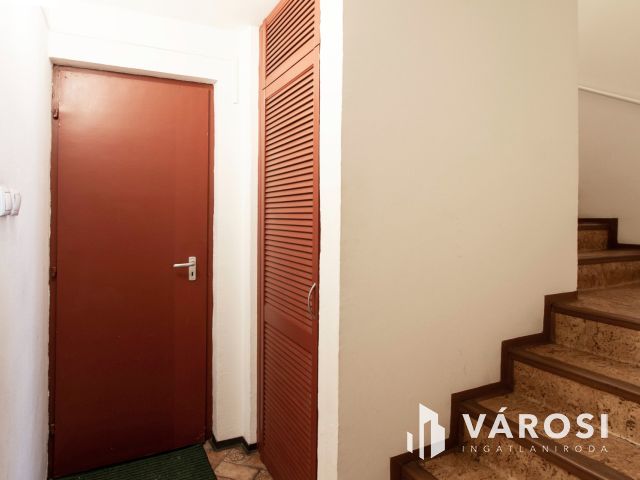 Tágas lakás és minden más