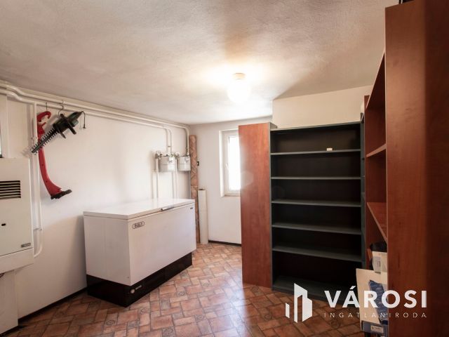 Tágas lakás és minden más