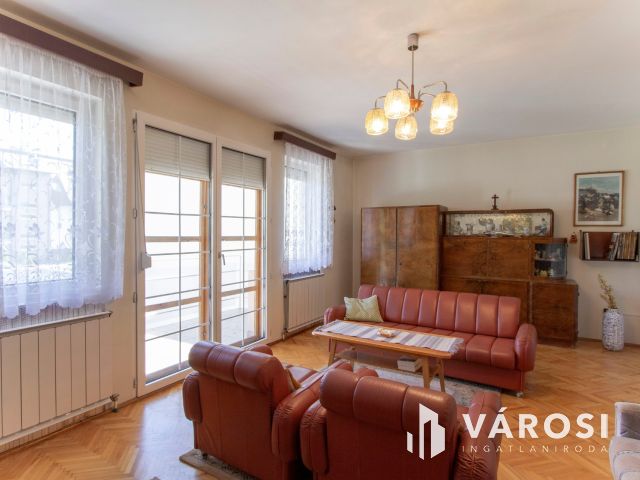 Tágas lakás és minden más