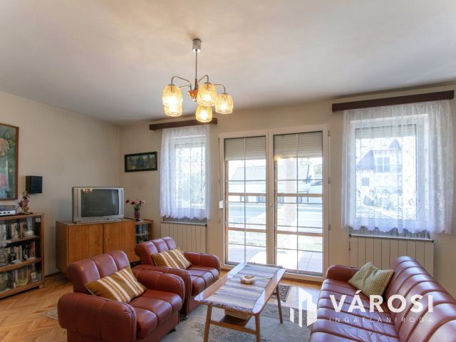 Tágas lakás és minden más