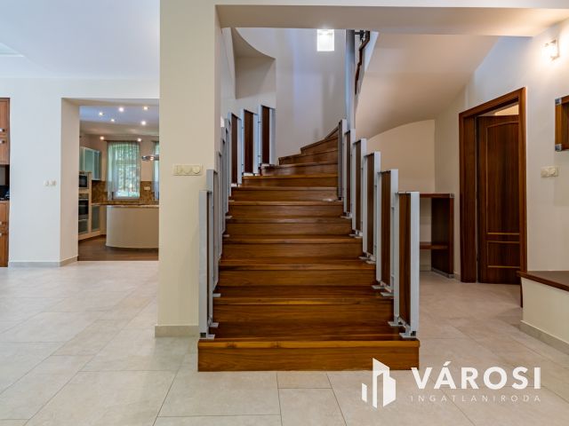 Medencés ház Gödön, 200 méterre a Dunától