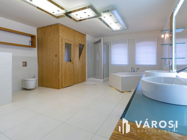 Medencés ház Gödön, 200 méterre a Dunától