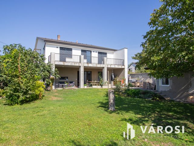 Tágas terek, nagy kerttel, jó helyen