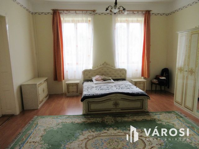 Felújított, belvárosi, polgári ház, hatalmas terasz, garázs!