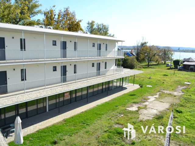 Tihanyi lakás "csak 50 m -re a Balatonparttól? "